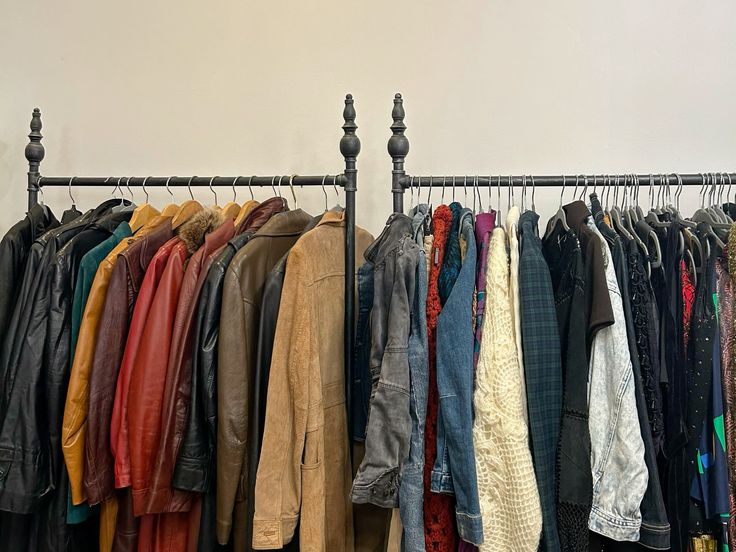 Une multitude d'habits suspendus sur des portants.