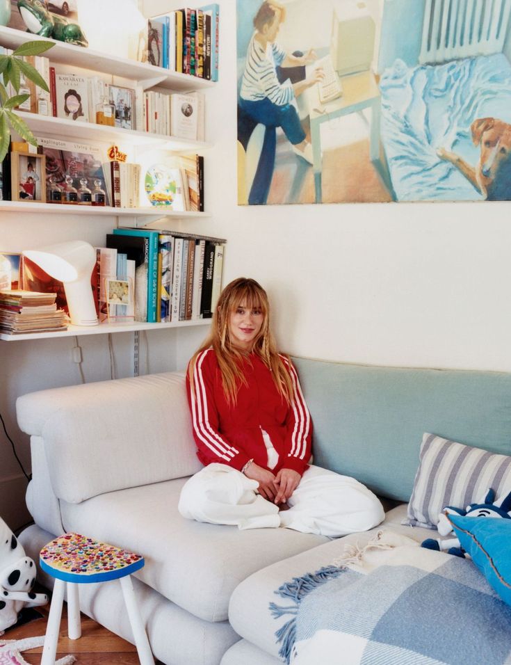 Portrait de Alice moitié dans son salon 