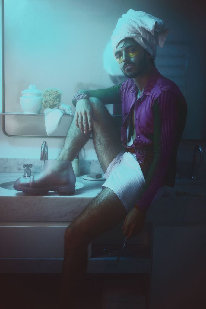 Panayotis Pascot dans une salle de bain par Alice Moitié