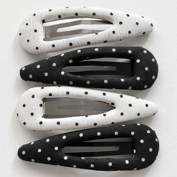 4 barrettes à pois noirs et blanc 