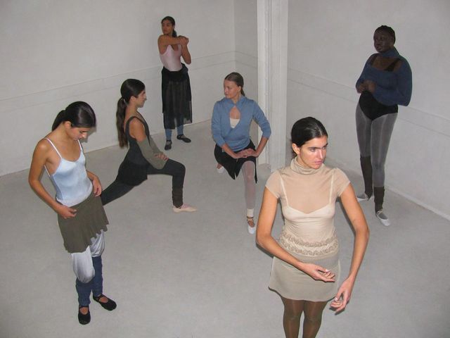 Plusieurs personnes dans un intérieur clair, habillées avec des vêtements Paloma Wool