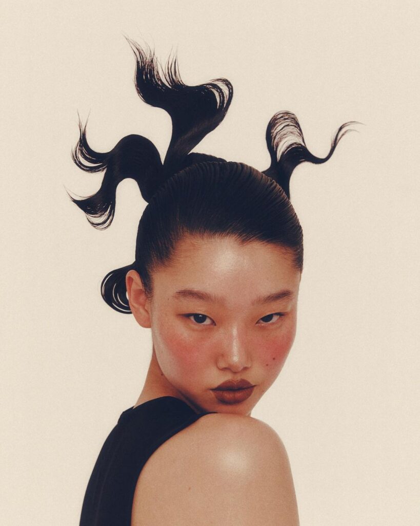 Femme sur fond blanc avec une coupe de cheveux spéciales