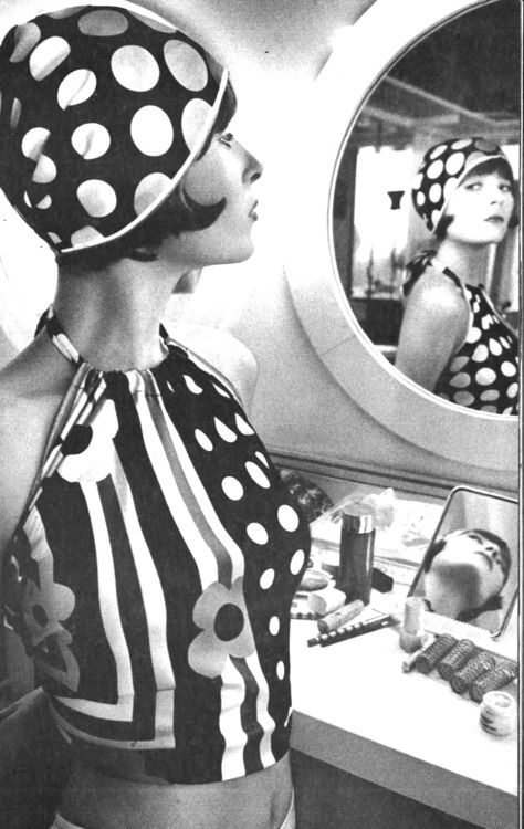 Photo e Vogue Italie en 1972 d'une femme qui se regarde dans le miroir vêtue de pois 