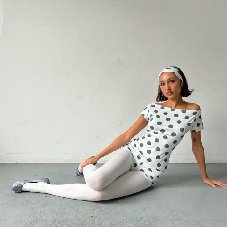 Femme allongée avec des habits à motifs à pois