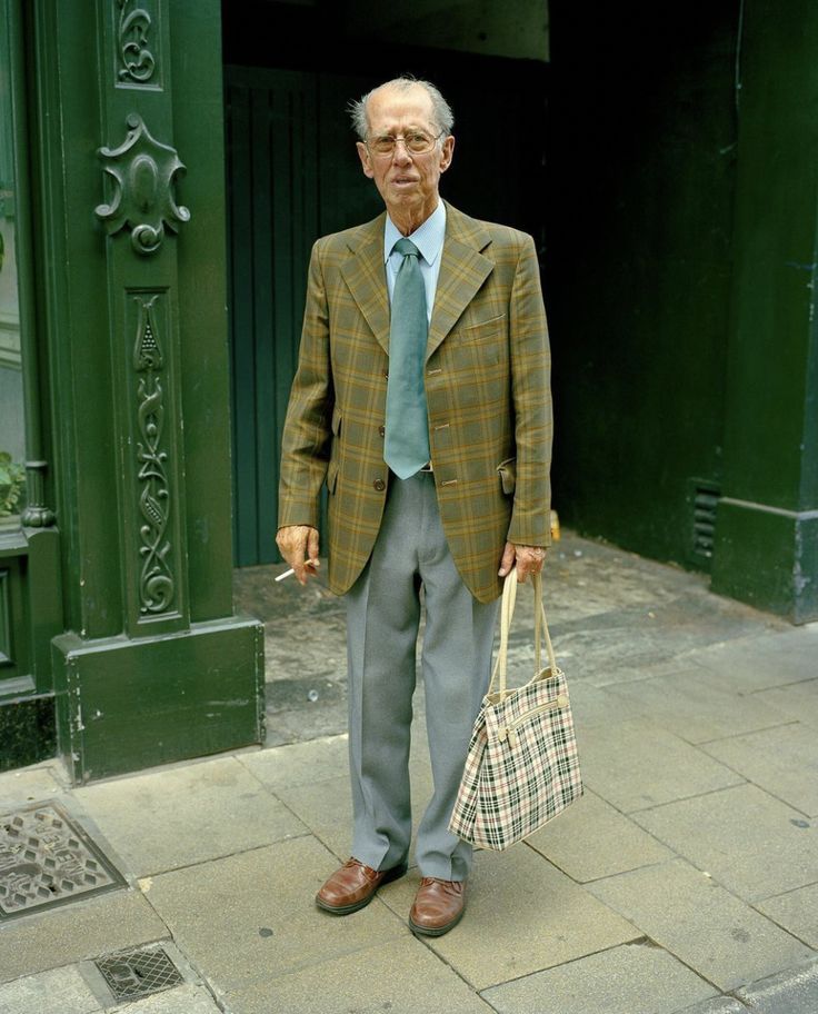 Vieil homme habillé avec une cravate