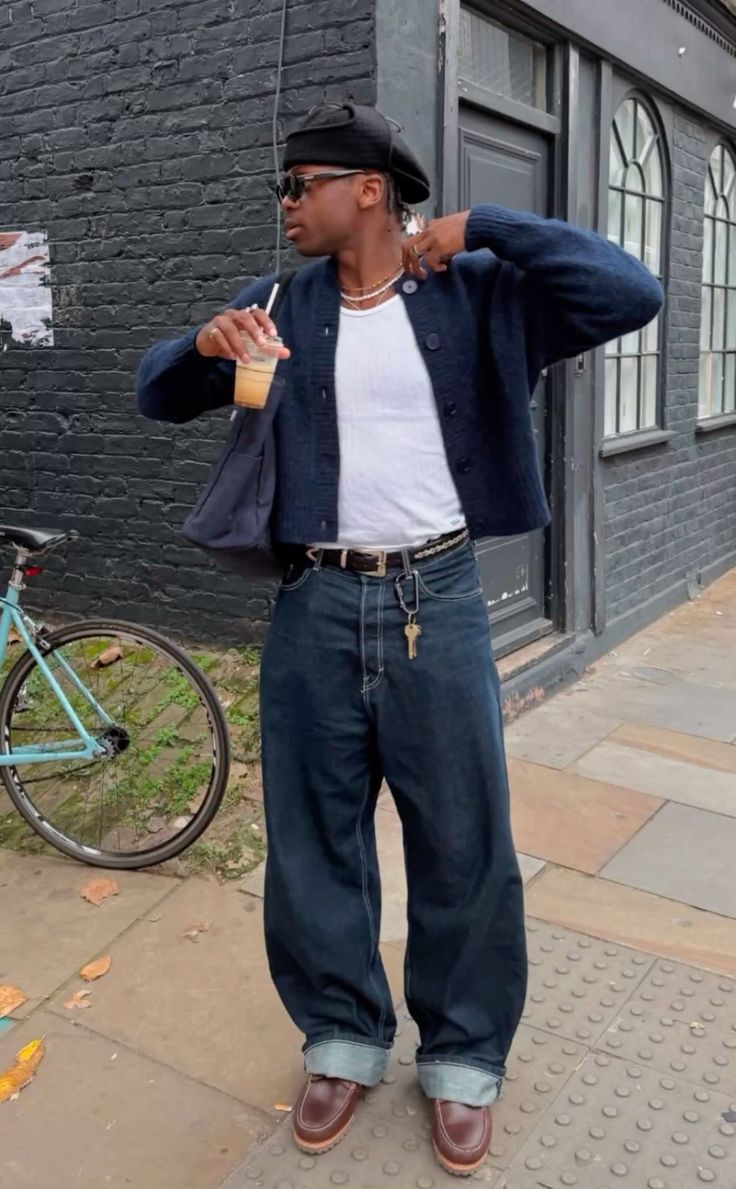 Un homme avec une tenue grandpa core dans la rue 