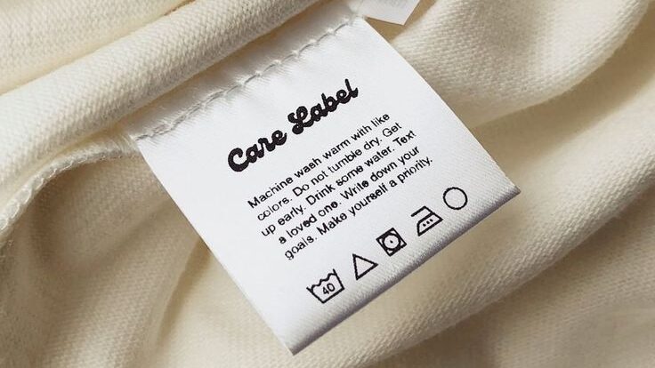 Étiquette de vêtement avec instructions